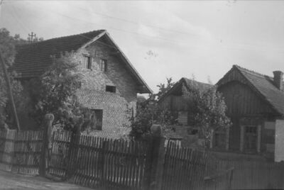 Desno Trebarjevo (Martinska Ves) - Stupovi dvorišne ograde i