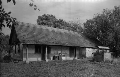 Osekovo (Popovača) - Prizemnica kbr. 104, s trijemom i bunar