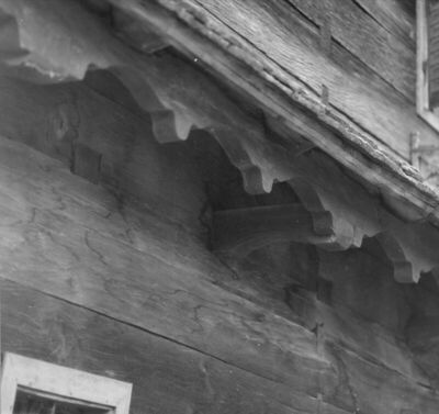 Greda Sunjska (Sunja) - Detalj izrezbarene konzolne mosnice 
