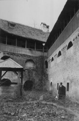 Sisak - Stari grad - Detalj: unutarnje dvorište prema jugois