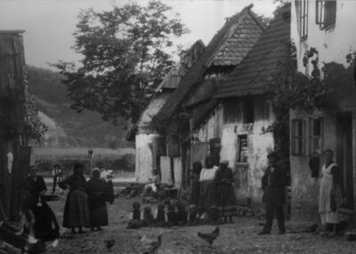 Hrvatska Kostajnica - Ulica sa starim kućama i stanovništvom