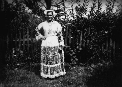 Gušće (Sisak) - Mlada udana žena u narodnoj nošnji, s poculi