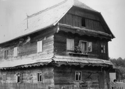 Greda Sunjska (Sunja) - Ulično pročelje drvene katnice kbr. 