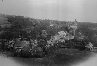 Zrin (Dvor na Uni) - Pogled na mjesto sa župnom crkvom sv. K