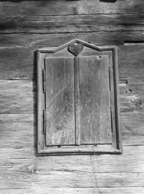 Krapje (Jasenovac) - Kuća kbr. 15, detalj pročelja s prozors