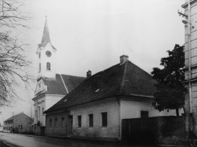 Glina - Veduta s pogledom na župnu crkvu Sv. Ivana Nepomuka,