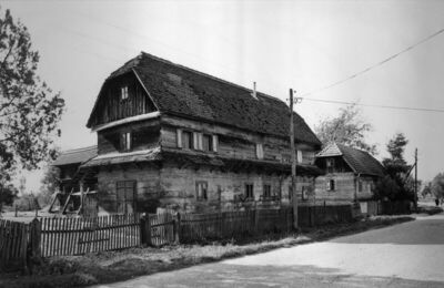 Potok (Popovača) - Stambena katnica s istaknutom nadstrešnic