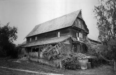 Repušnica (Kutina) - Stambena katnica pred čije je prizemno 