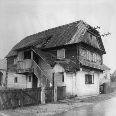 Crnac (Sisak) - Pogled na bočnu, dvorišnu i zabatnu fasadu k