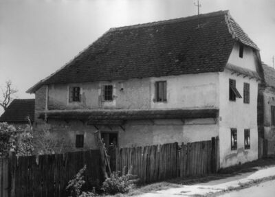Jasenovac - Zidana katnica s dvostrešnim krovom koji na zaba