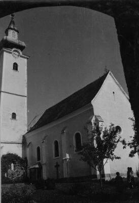 Gora (Petrinja) - Župna crkva Sv. Marije, pogled na svetište