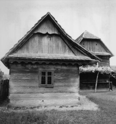 Gušće (Sisak) - Uže pročelje „komorice“, u pozadini katnica 