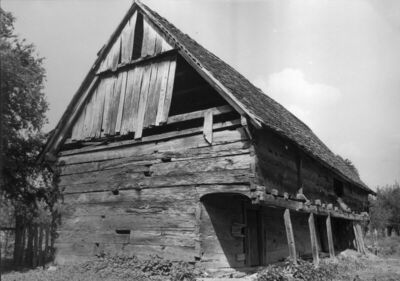 Krapje (Jasenovac) - Štala s otvorenim trijemom uzduž glavno