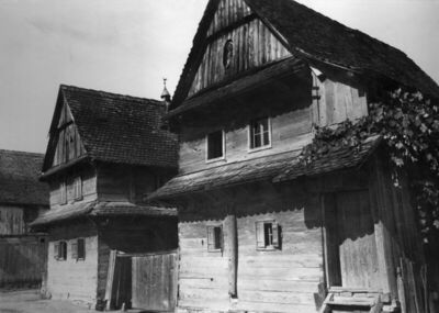 Krapje (Jasenovac) - Kuće, seoske, drvene katnice okrenute k