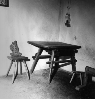 Krivaj Sunjski (Sunja) - Stol i stolica u kući kbr. 66, vlas