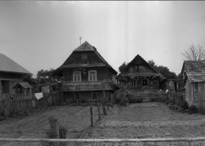 Drenov Bok (Jasenovac) - Drvene kuće sa svojim okućnicama, s
