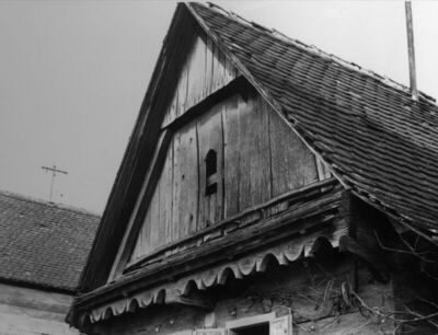 Krapje (Jasenovac) - Kuća kbr. 25, dio glavnog pročelja: zab