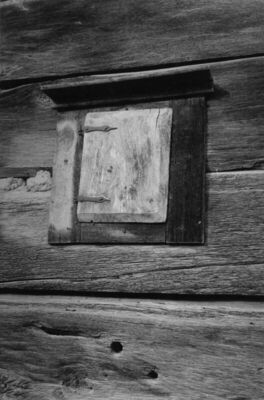 Bok Palanječki (Martinska Ves) - Detalj drvene kuće: prozor 