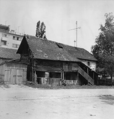 Sisak - Stara drvena katnica uz novogradnju u ulici Nade Dim