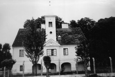 Topolovac (Sisak) - Jednokatna zgrada s arkadama u prizemnom