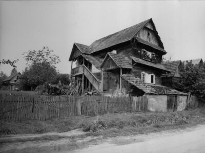 Repušnica (Kutina) - Drvena stambena katnica s bočnim pročel