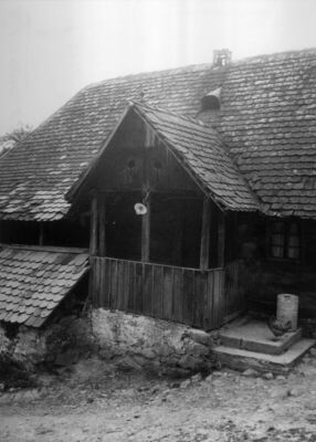 Donji Žirovac (Dvor na Uni) - Kuća I Milana Ostojića, drvena