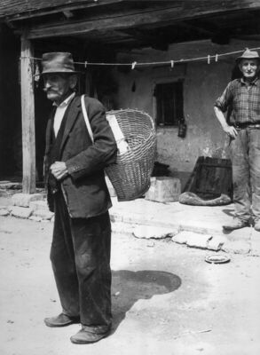 Stružec (Popovača) - Josip Pintarić s košaricom za nošenje p