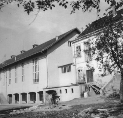 Kutina - Bivši ladanjski dvorac Erdödy (kurija) - Lijevo zgr