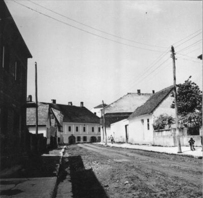 Hrvatska Kostajnica - Ulica Vladimira Nazora kbr. 3, u pozad