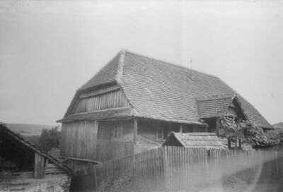 Kraljevčani (Petrinja) - Drvena prizemna kuća s natkrivenim 