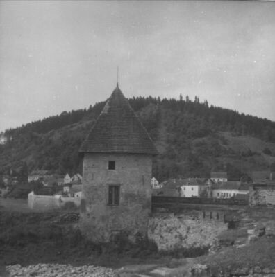 Hrvatska Kostajnica - Stari grad - Sjeverna kula i desno ošt