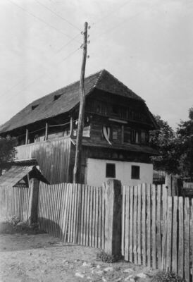 Grabovac Banski (Petrinja) - Drvena kuća s trijemom na prvom