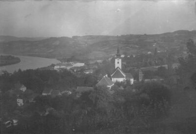Hrvatska Kostajnica - Veduta mjesta sa župnom crkvom sv. Nik