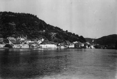 Hrvatska Kostajnica - Veduta mjesta uz gornji tok Une s brdo