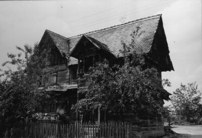 Stari Brod (Lekenik) - Brvnara građena na ključ s rezbarenim
