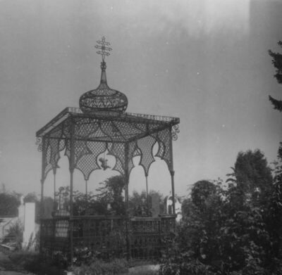 Sisak - Groblje Sv. Kvirina - grob sa željeznim baladahinom 