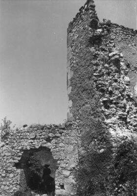 Zrin (Dvor na Uni) - Stari grad - Ugao kule s očuvanim klesa