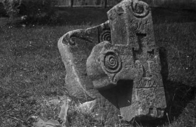 Lovska (Novska) - Nadgrobni kameni spomenik iz 1794. godine,