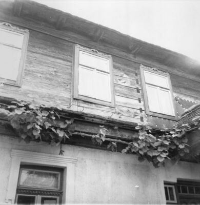 Gušće (Sisak) - Prozor kata kuće kbr. 193 s barokiziranim uk