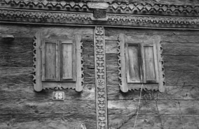 Stari Brod (Lekenik) - Drvena kuća, detalj pročelja bogato u
