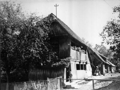 Osekovo (Popovača) - Stambena drvena katnica s trijemom uzdu