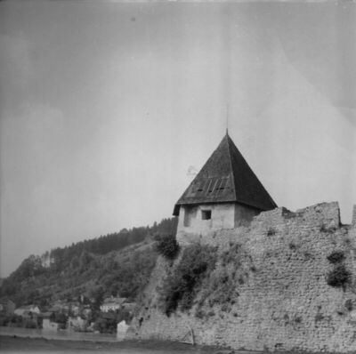 Hrvatska Kostajnica - Stari grad - Zapadna kula s obodnim zi