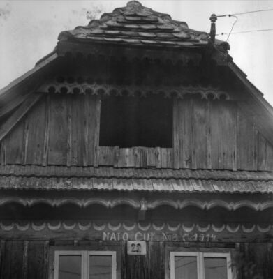 Bistrač (Sunja) - Detalj zabatnog pročelja na gredi vjenčani