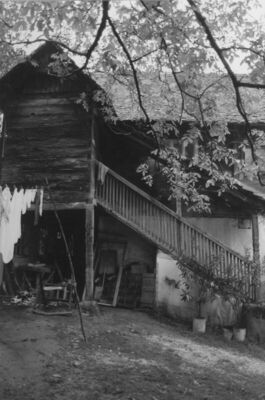 Hrastovica (Petrinja) - Dio kuće građene „na podrum“ s drven