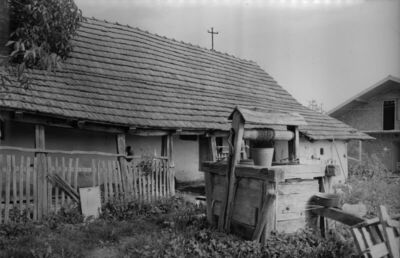 Osekovo (Popovača) - Prizemnica s bunarom ispred nje, kbr. 1
