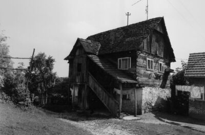 Hrastovica (Petrinja) - Kuća na zidanom podrumu sa stubištem
