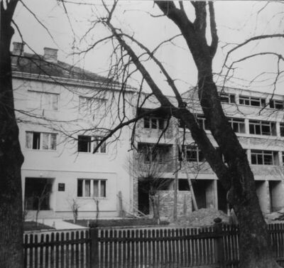 Petrinja - Strossmayerov trg s novim zgradama na sjevernoj s