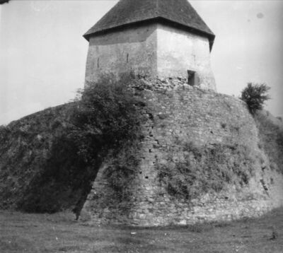 Hrvatska Kostajnica - Stari grad - Zapadna kula - oštećenje 
