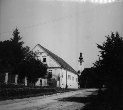 Kutina - Pogled na kuriju župnog dvora i župnu crkvu Majka B
