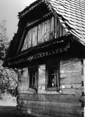Selišće Sunjsko (Sunja) - Zabatno pročelje napuštene drvene 